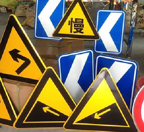 洛南标识标牌中颜色的确定是很重要的。